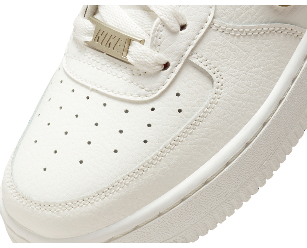 Жіночі кросівки Nike Air Force 1 Lv8 (Gs)